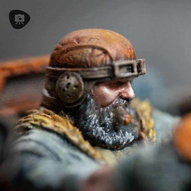 You don't need color theory to painting miniatures - miniature painting and color theory - flesh tones and oil paints on a miniature face