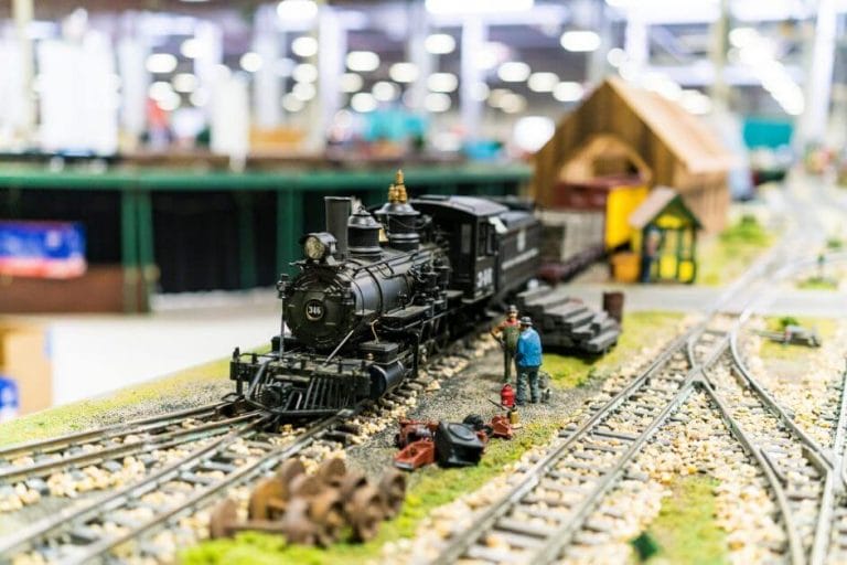 Scale Reference (Model Rail Road and Tabletop Miniature Games) - Miniature Scale Reference (Conversion and Guide for Model Railroad and Tabletop Wargames)