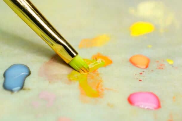 You don't need color theory to painting miniatures - miniature painting and color theory - wet palette with acrylic paint thinned on it