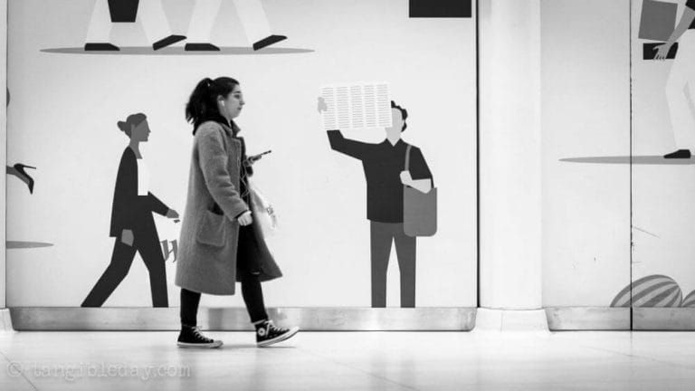 Best lens for street photography? 40mm voigtlander review - 40mm black and white images - street photography with 40mm - best 40mm lens - voigtlander 40mm review - sony voigtlander 40mm - black and white photography