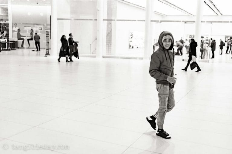 Best lens for street photography? 40mm voigtlander review - 40mm black and white images - street photography with 40mm - best 40mm lens - voigtlander 40mm review - sony voigtlander 40mm - black and white photography