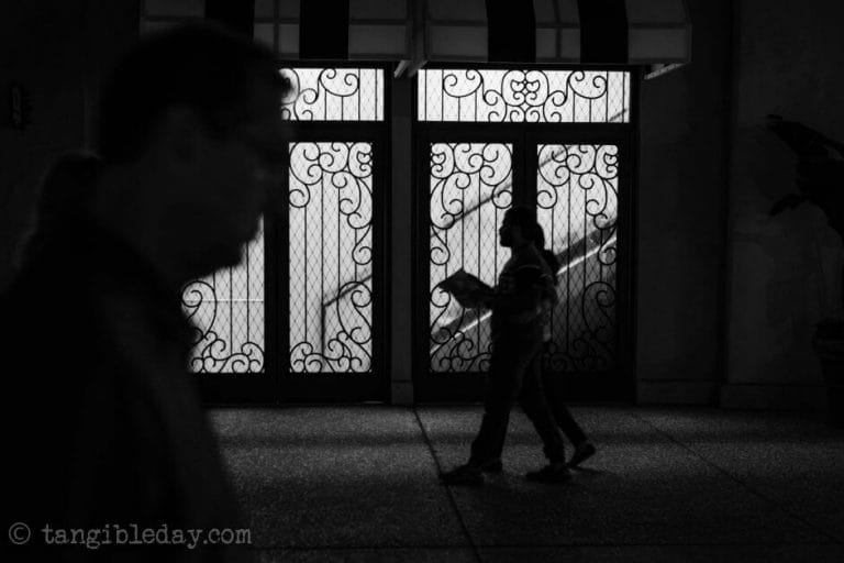 Best lens for street photography? 40mm voigtlander review - 40mm black and white images - street photography with 40mm - best 40mm lens - voigtlander 40mm review - sony voigtlander 40mm - black and white photography