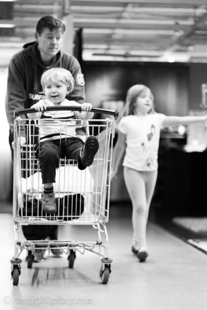Best lens for street photography? 40mm voigtlander review - 40mm black and white images - street photography with 40mm - best 40mm lens - voigtlander 40mm review - sony voigtlander 40mm - black and white photography
