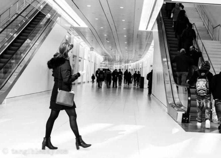 Best lens for street photography? 40mm voigtlander review - 40mm black and white images - street photography with 40mm - best 40mm lens - voigtlander 40mm review - sony voigtlander 40mm - black and white photography