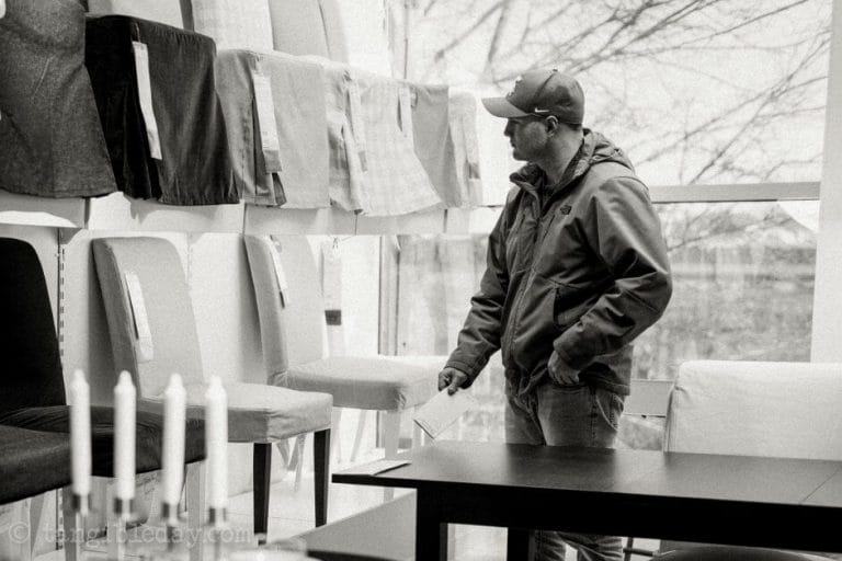 Best lens for street photography? 40mm voigtlander review - 40mm black and white images - street photography with 40mm - best 40mm lens - voigtlander 40mm review - sony voigtlander 40mm - black and white photography