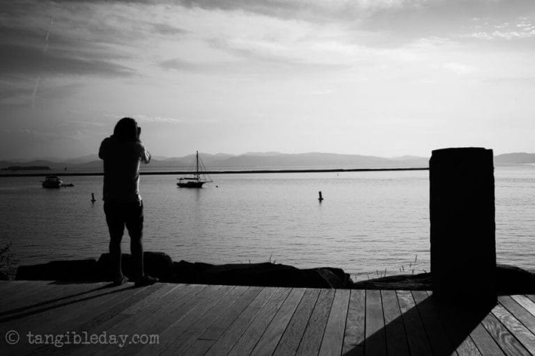 Best lens for street photography? 40mm voigtlander review - 40mm black and white images - street photography with 40mm - best 40mm lens - voigtlander 40mm review - sony voigtlander 40mm - black and white photography