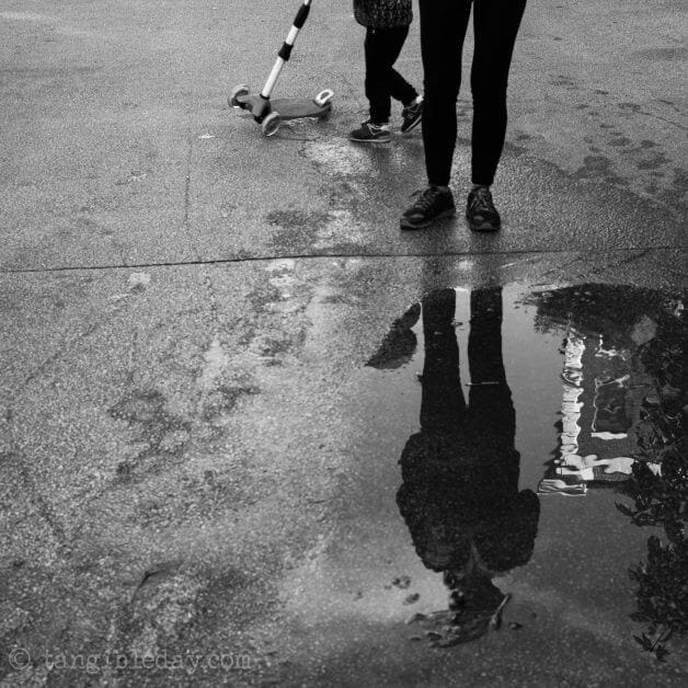 Best lens for street photography? 40mm voigtlander review - 40mm black and white images - street photography with 40mm - best 40mm lens - voigtlander 40mm review - sony voigtlander 40mm - black and white photography