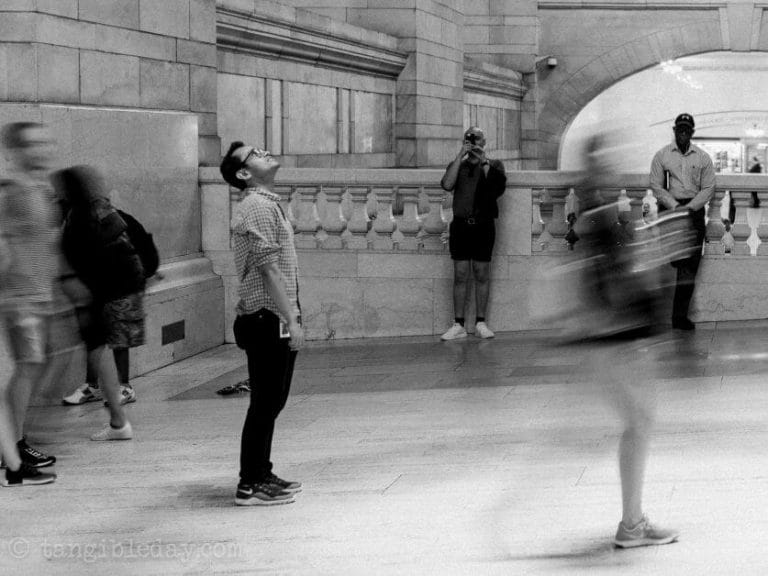 Best lens for street photography? 40mm voigtlander review - 40mm black and white images - street photography with 40mm - best 40mm lens - voigtlander 40mm review - sony voigtlander 40mm - black and white photography