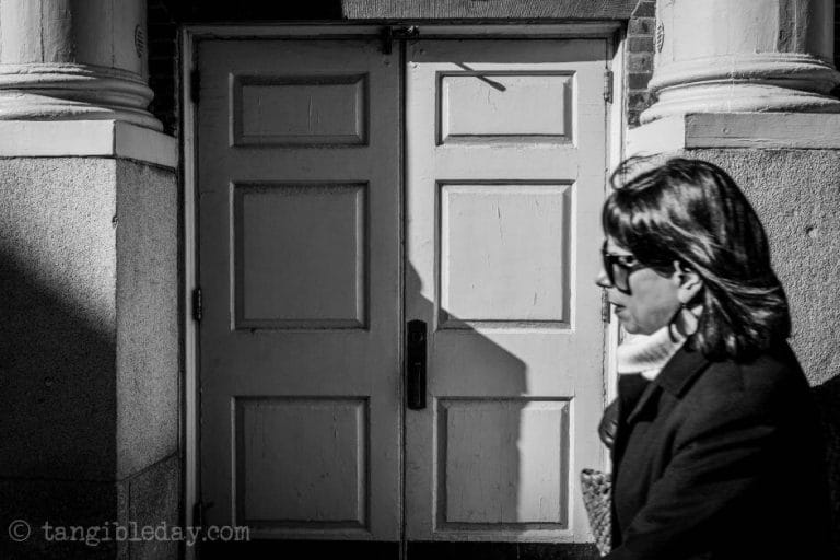 Best lens for street photography? 40mm voigtlander review - 40mm black and white images - street photography with 40mm - best 40mm lens - voigtlander 40mm review - sony voigtlander 40mm - black and white photography