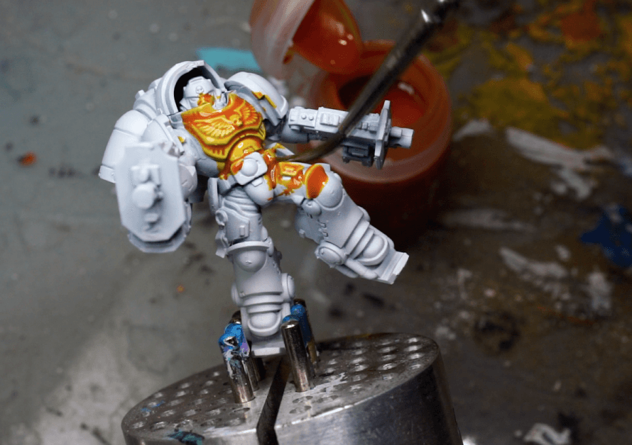  Wie man gelbe Space Marines malt (einfach und schnell) - wie man gelbe Modelle und Miniaturen malt - Citadel Kontrast gelbe Farbe Farbe aufgetragen eine dicke Schicht