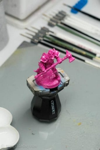 How to use an airbrush to paint zenithal highlights and shadows. Airbrush zenithal highlights on models and miniatures. Painting miniatures with an airbrush for fast, easy contrast. Tutorial for spraying zenithal highlights, a trick for speed painting. Miniature painting tricks, tips and tutorials. 3D printed model.