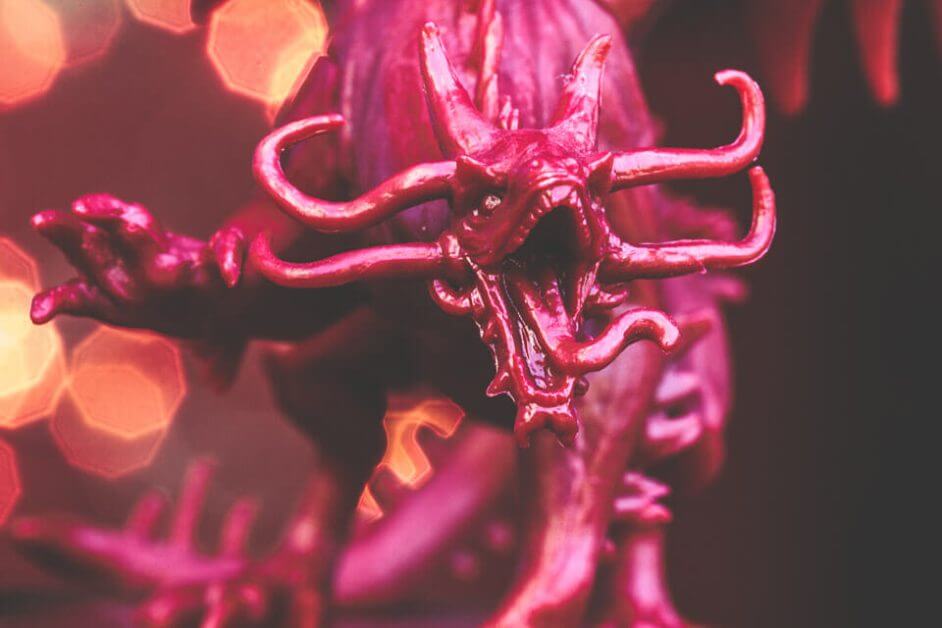 10 Tips for Macro Photography of Miniatures (an Easy Guide) - how to take good pictures of miniatures and models - how to take better photos of minis and scale models - dragon face head shot