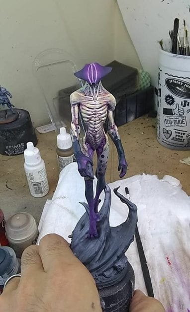 how to print and paint a resin 3d printed miniature and model - how to paint 3d printed miniatures and models - tutorial painting miniatures 3d prints - 3d printed miniatures - resin printed miniatures - how to paint resin models - adding texture and freehand to the 3d printed model