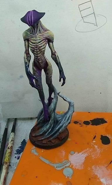 How to print and paint a resin 3d printed miniature and model - how to paint 3d printed miniatures and models - tutorial painting miniatures 3d prints - 3d printed miniatures - resin printed miniatures - how to paint resin models - Working on the fine details. 