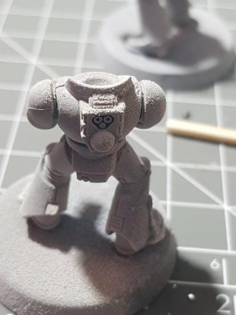 Priming miniature questions article - how long for primer to dry before painting other questions - Badly primed model example