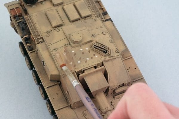 Best oil paints for miniatures and models - how to use oil paints for painting minis - miniature painting oils - painting miniatures with oil - best oil paint for miniature painting  - oil paint for dot filter technique on vehicles and tanks armor