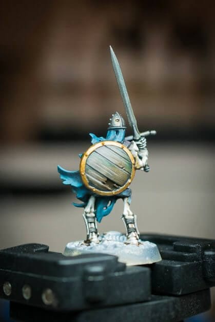 How to layer and glaze miniatures. Layering and glazing paint on miniatures and models for blending color. How to layer and glaze to blend miniature paint. Blending tutorial for painting miniatures. How to make glazes for blending acrylic paint. Glazing is a subtle way to add tints of color.