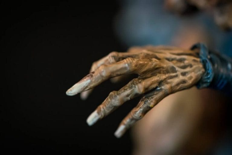 How to paint miniatures with oil paints - painting ashtooth with oil paints - oil painting a 54mm scale model - painting miniatures and models with oil colors - Judgement Miniatures - painting resin miniature with oil paint - close up hands