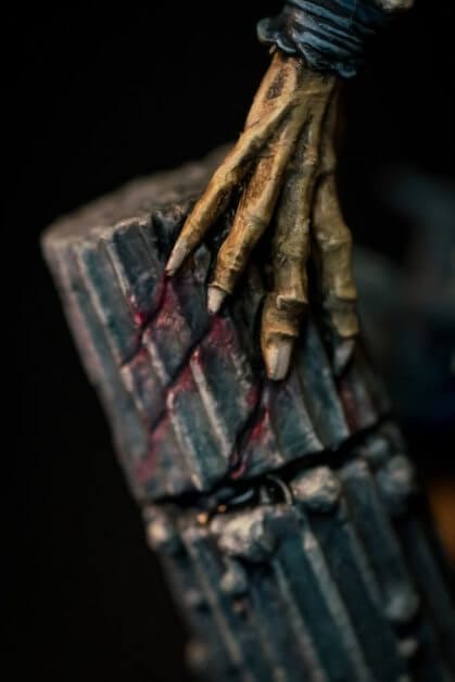 How to paint miniatures with oil paints - painting ashtooth with oil paints - oil painting a 54mm scale model - painting miniatures and models with oil colors - Judgement Miniatures - painting resin miniature with oil paint - macro shot hand on pillar claw marks