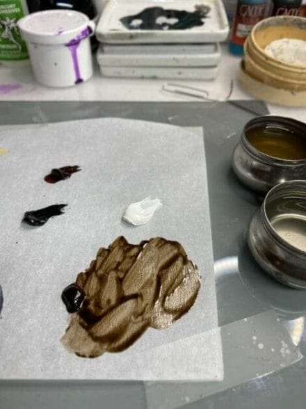 How to paint miniatures with oil paints - painting ashtooth with oil paints - oil painting a 54mm scale model - painting miniatures and models with oil colors - Judgement Miniatures - painting resin miniature with oil paint - a brown oil paint wash