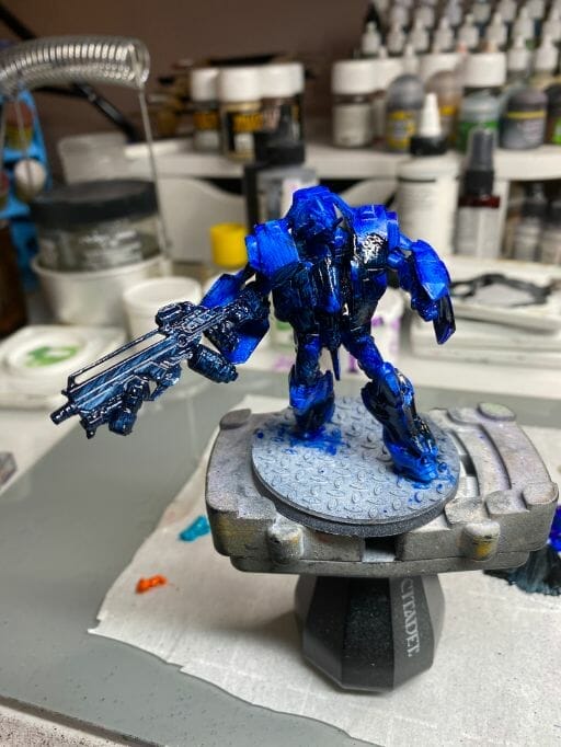 Oil Painting Tutorial for an Infinity Miniature (Step-by-Step) - Infinity miniature painting tutorial - how to paint infinity miniature TAG - painting a TAG model - panoceania miniature painting - infinity gradient paint technique - blending oil paint - Jotum miniature - ivory black oil on blue