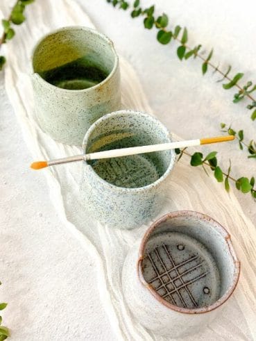 Best paint cups for painting miniatures and hobbies – how to use a paint puck to clean brushes – best water mug for miniature painting – paint brush cup for painting miniatures and models – speckeled clay water cups for brush rinsing and washing