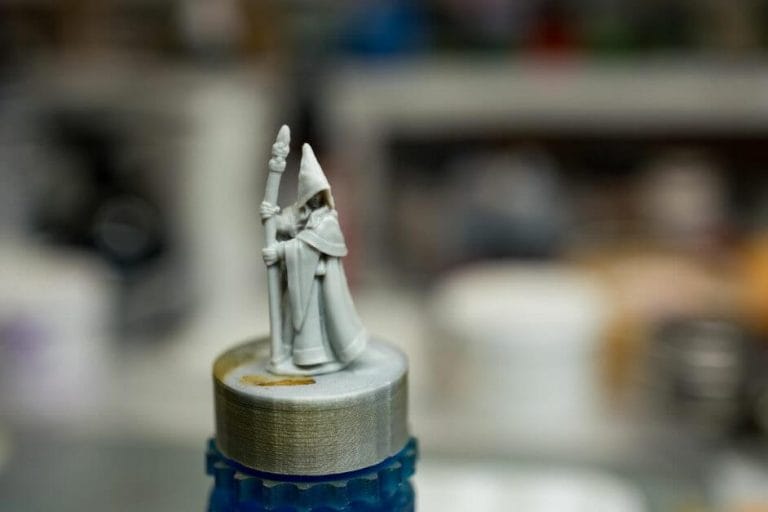 How to paint RPG miniatures for tabletop games in 10 easy steps - painting dnd models - rpg miniature painting - how to paint miniatures for dnd and roleplaying games RPGs - painting dungeon and dragon models - painting dnd minis - recommended varnishes for gaming miniatures - prepare the model surface for primer and paint