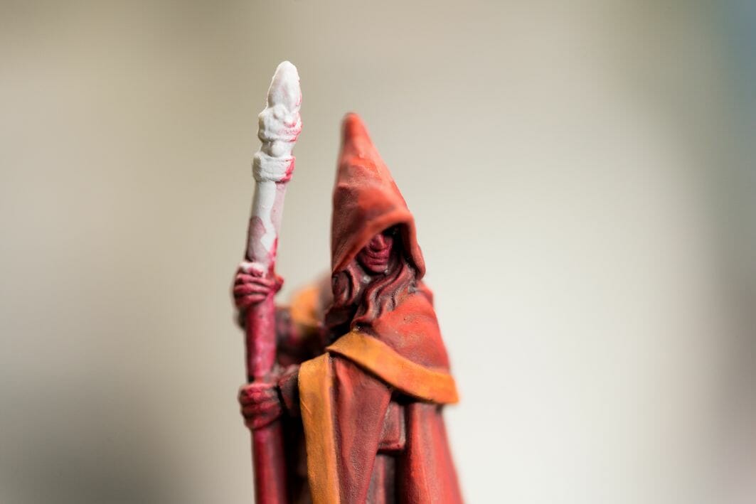 How to paint RPG miniatures for tabletop games in 10 easy steps - painting dnd models - rpg miniature painting - how to paint miniatures for dnd and roleplaying games RPGs - painting dungeon and dragon models - painting dnd minis - recommended varnishes for gaming miniatures - painting the face