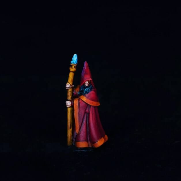 How to paint RPG miniatures for tabletop games in 10 easy steps - painting dnd models - rpg miniature painting - how to paint miniatures for dnd and roleplaying games RPGs - painting dungeon and dragon models - painting dnd minis - recommended varnishes for gaming miniatures - final studio photo of the painted reaper mage miniature