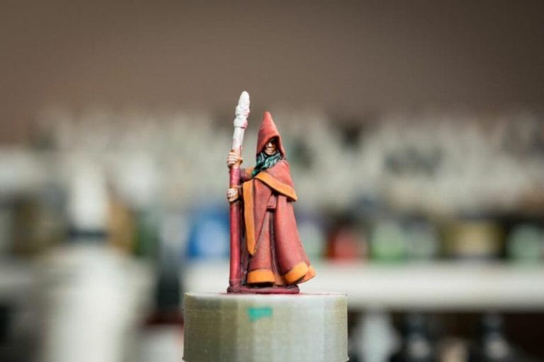 How to paint RPG miniatures for tabletop games in 10 easy steps - painting dnd models - rpg miniature painting - how to paint miniatures for dnd and roleplaying games RPGs - painting dungeon and dragon models - painting dnd minis - recommended varnishes for gaming miniatures - how to paint model faces