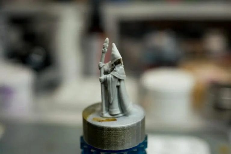 How to paint RPG miniatures for tabletop games in 10 easy steps - painting dnd models - rpg miniature painting - how to paint miniatures for dnd and roleplaying games RPGs - painting dungeon and dragon models - painting dnd minis - recommended varnishes for gaming miniatures - bare plastic model