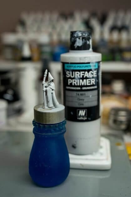 How to paint RPG miniatures for tabletop games in 10 easy steps - painting dnd models - rpg miniature painting - how to paint miniatures for dnd and roleplaying games RPGs - painting dungeon and dragon models - painting dnd minis - recommended varnishes for gaming miniatures - prime the model 