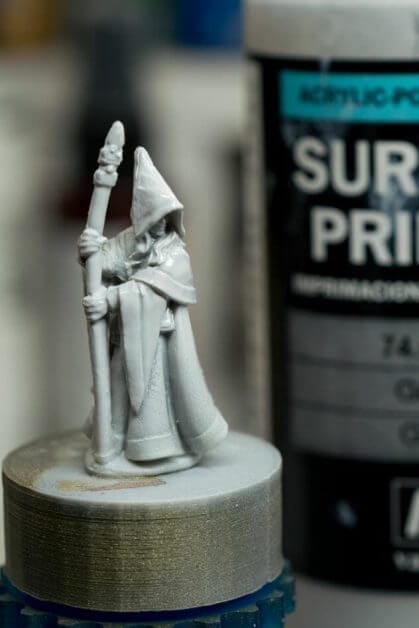 How to paint RPG miniatures for tabletop games in 10 easy steps - painting dnd models - rpg miniature painting - how to paint miniatures for dnd and roleplaying games RPGs - painting dungeon and dragon models - painting dnd minis - recommended varnishes for gaming miniatures - primer applied