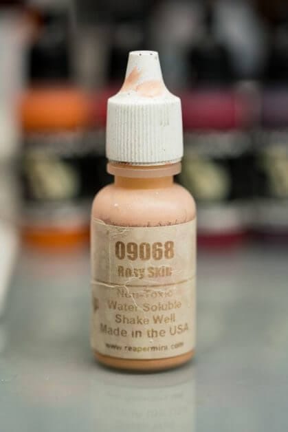 How to paint RPG miniatures for tabletop games in 10 easy steps - painting dnd models - rpg miniature painting - how to paint miniatures for dnd and roleplaying games RPGs - painting dungeon and dragon models - painting dnd minis - recommended varnishes for gaming miniatures - how to paint mini faces