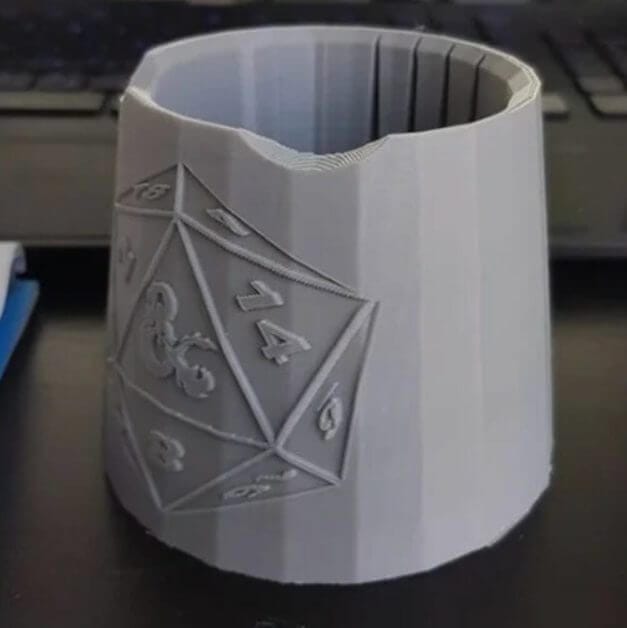 Best paint cups for painting miniatures and hobbies – how to use a paint puck to clean brushes – best water mug for miniature painting – paint brush cup for painting miniatures and models – 3d printed citadel water pot cup and dungeon and dragons logo