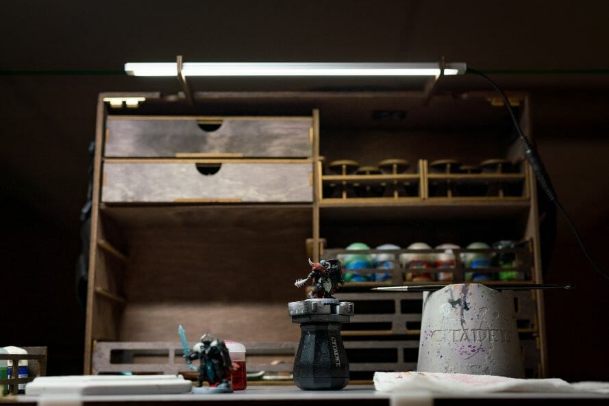 Frontier Wargaming Portable Paint Station Paint Case Review – Best painting station for painting miniatures and models – hobby paint station review – Frontier wargaming paint case for miniatures and hobbies – travel and portable miniature painting stations for hobbyists – frontal view