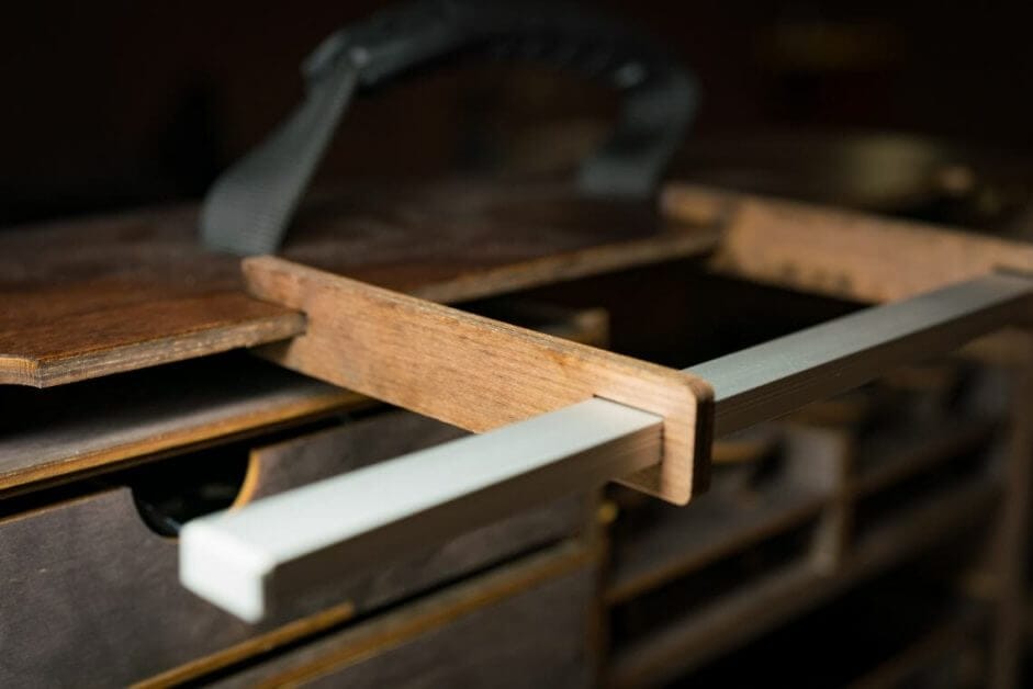 Frontier Wargaming Portable Paint Station Paint Case Review – Best painting station for painting miniatures and models – hobby paint station review – Frontier wargaming paint case for miniatures and hobbies – travel and portable miniature painting stations for hobbyists – light bar photo