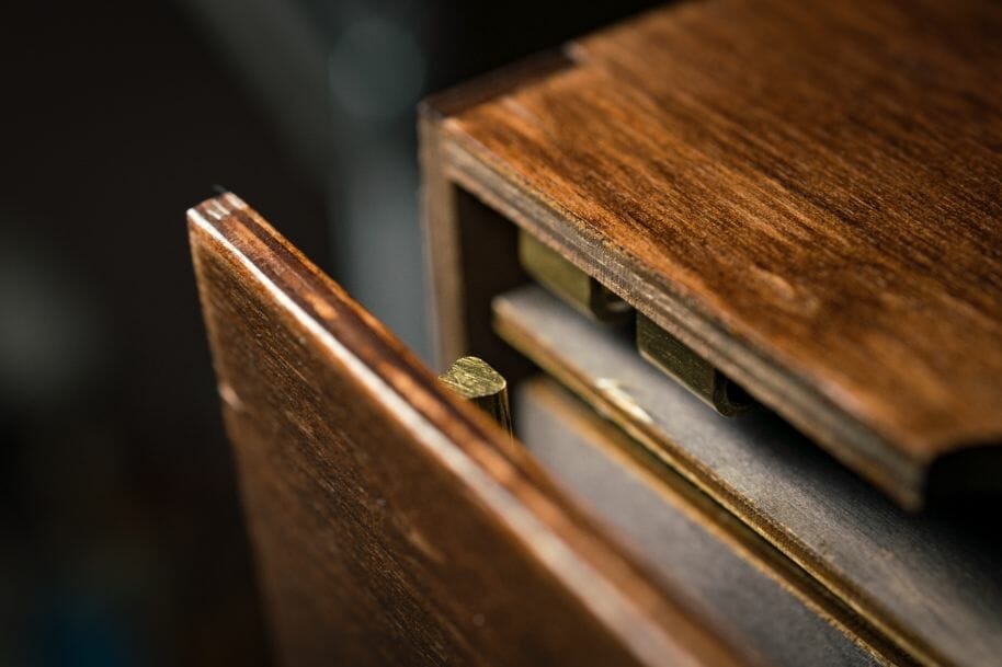 Frontier Wargaming Portable Paint Station Paint Case Review – Best painting station for painting miniatures and models – hobby paint station review – Frontier wargaming paint case for miniatures and hobbies – travel and portable miniature painting stations for hobbyists – locking mechanism