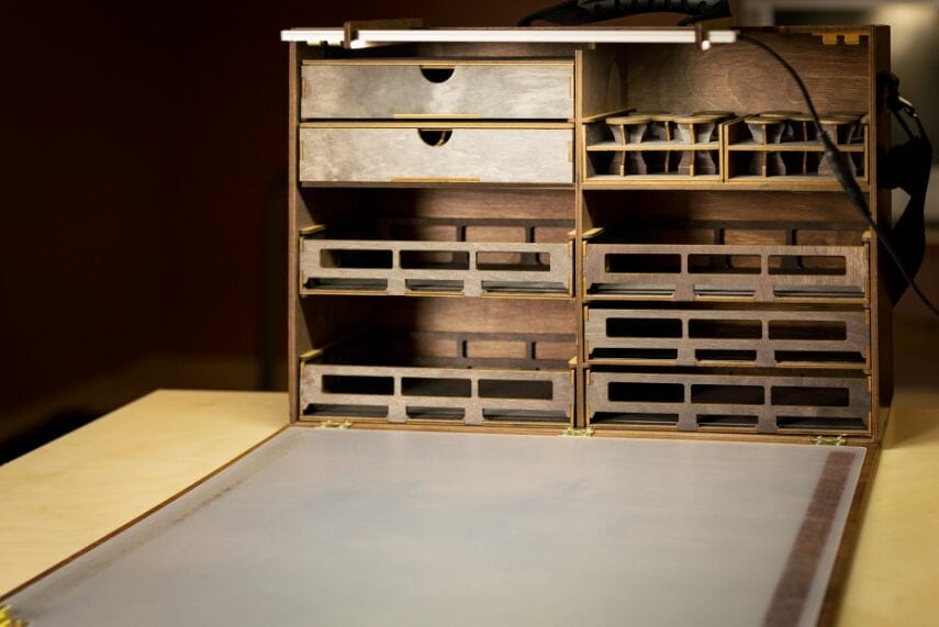 Frontier Wargaming Portable Paint Station Paint Case Review – Best painting station for painting miniatures and models – hobby paint station review – Frontier wargaming paint case for miniatures and hobbies – travel and portable miniature painting stations for hobbyists – above wide angle light bar LED lighting