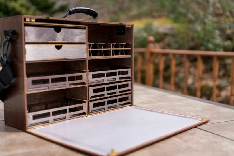 Frontier Wargaming Portable Paint Station Paint Case Review – Best painting station for painting miniatures and models – hobby paint station review – Frontier wargaming paint case for miniatures and hobbies – travel and portable miniature painting stations for hobbyists – opened outside photo interior image