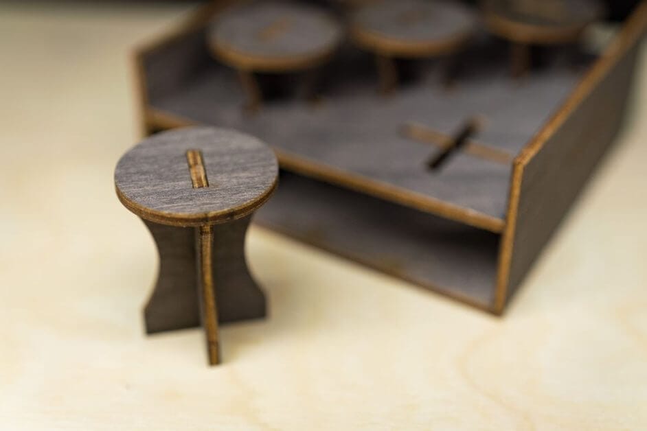 Frontier Wargaming Portable Paint Station Paint Case Review – Best painting station for painting miniatures and models – hobby paint station review – Frontier wargaming paint case for miniatures and hobbies – travel and portable miniature painting stations for hobbyists – painting handle for miniatures