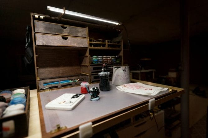 Frontier Wargaming Portable Paint Station Paint Case Review – Best painting station for painting miniatures and models – hobby paint station review – Frontier wargaming paint case for miniatures and hobbies – travel and portable miniature painting stations for hobbyists – wide angle painting miniatures inside hobby station
