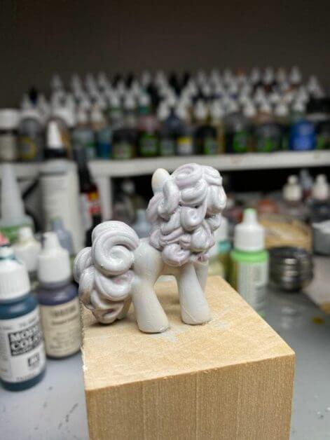 How to repaint dolls - how to repaint toy dolls - my little pony repainting - tutorial to repaint toys and dolls - my little pony pinkie pie custom painting - back view primer