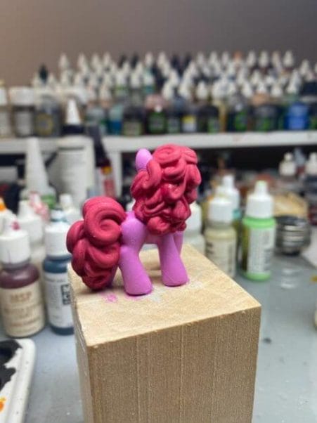 How to repaint dolls - how to repaint toy dolls - my little pony repainting - tutorial to repaint toys and dolls - my little pony pinkie pie custom painting - painted hair red