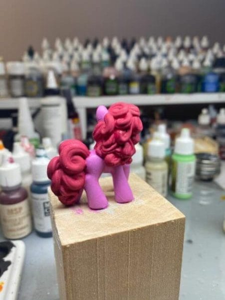How to repaint dolls - how to repaint toy dolls - my little pony repainting - tutorial to repaint toys and dolls - my little pony pinkie pie custom painting - painted hair red