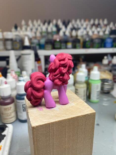 How to repaint dolls - how to repaint toy dolls - my little pony repainting - tutorial to repaint toys and dolls - my little pony pinkie pie custom painting - painted hair red