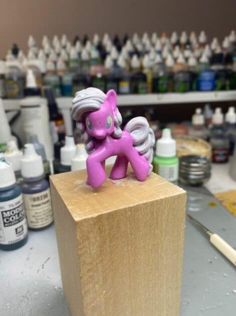 How to repaint dolls - how to repaint toy dolls - my little pony repainting - tutorial to repaint toys and dolls - my little pony pinkie pie custom painting - basecoat pink