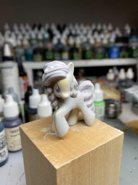 How to repaint dolls - how to repaint toy dolls - my little pony repainting - tutorial to repaint toys and dolls - my little pony pinkie pie custom painting - side view primer