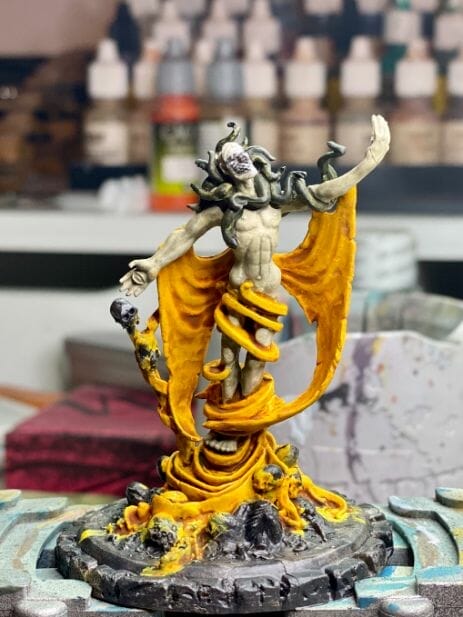 How to paint yellow models – shading yellow miniatures – painting yellow miniatures – painting board game miniatures – Cthulhu wars painting – Petersen Games - how to shade yellow minis – how to paint yellow minis and models – quick yellow painting – best yellow paint - light photography for contrast