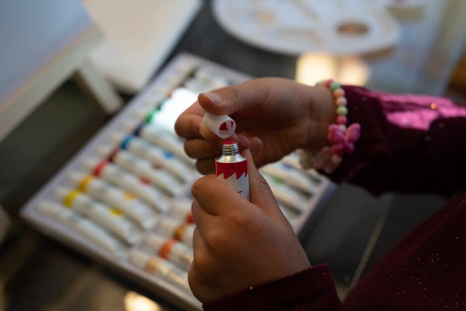 Best paint sets for kids – paint set for kids – acrylic paint for kids – deluxe paint set for kids review – hobby arts and crafts - kid opening tube